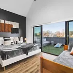 Holiday home Two Adjacent Homes Sleeps 24 Only 3 Miles To Broadway Nashville