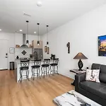East Nash Condo For 4 With Public Rooftop Near Dt