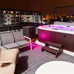 Luxe 4br Retreat With Hot Tub & Skyline Deck Holiday home
