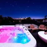 Retreat With Hot Tub & Private Garage Holiday home Nashville