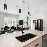 East Nash For 4 With Public Rooftop Near Dt Holiday home Nashville