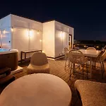 Holiday home Luxe Group With Hot Tub & Rooftop Lounge *