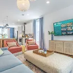 Holiday home Luxe Group With Hot Tub & Rooftop Lounge