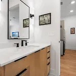 East Nash For 4 With Public Rooftop Near Dt Holiday home Nashville