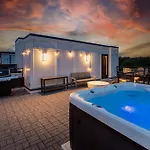 Holiday home Escape With Skyline Deck And Hot Tub *