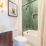 Holiday home Luxe 4br Retreat With Hot Tub & Skyline Deck *