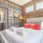 Holiday home Luxe Group With Hot Tub & Rooftop Lounge *