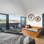 Two Adjacent Homes Sleeps 24 Only 3 Miles To Broadway