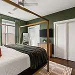 Holiday home Private Rooftop Near Vanderbilt Only 2 Miles From Downtown *