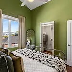 Private Rooftop Near Vanderbilt Only 2 Miles From Downtown Holiday home *