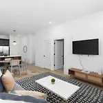 Only 3 Miles From Broadway Sleeps 16 Two Side By Side Holiday home *