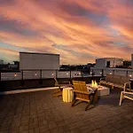 Holiday home Rooftop Fire Pit Lounge Skyline Dt Nash Views *