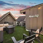 Two Adjacent Homes Sleeps 24 Only 3 Miles To Broadway Holiday home