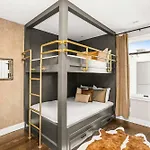 Holiday home Luxury House In With Rooftop Deck