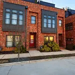 Skyline Views With Double Rooftop Deck & Game Room