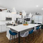 Two Adjacent Homes Sleeps 24 Only 3 Miles To Broadway Nashville