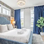 Luxe Group With Hot Tub & Rooftop Lounge Holiday home