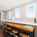 Luxury House In With Rooftop Deck Holiday home