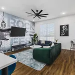 Holiday home Two Adjacent Homes Sleeps 24 Only 3 Miles To Broadway *