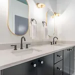 Retreat With Hot Tub & Private Garage Nashville