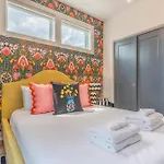 Luxe Group With Hot Tub & Rooftop Lounge Holiday home