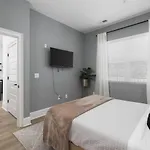 Only 3 Miles From Broadway Sleeps 16 Two Side By Side Holiday home *