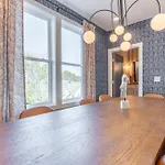 Retreat With Hot Tub & Private Garage *