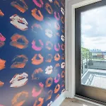 Holiday home Luxe Group With Hot Tub & Rooftop Lounge