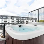 Holiday home Luxe 4br Retreat With Hot Tub & Skyline Deck
