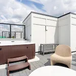 Luxe 4br Retreat With Hot Tub & Skyline Deck Holiday home *
