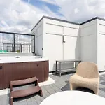 Luxe Group With Hot Tub & Rooftop Lounge