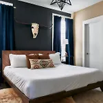 Soaring Ceilings & King Beds Overlooking Courtyard, 1 Of 7 Themed Lofts At Cowrite, Find Coffee And Tacos Downstairs, Complimentary Spin Class, Walk To Shopping In 12 South, 10 Minutes To Broadway, Parking, 24 Hr Hospitality *
