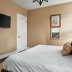 Soaring Ceilings & King Beds Overlooking Courtyard, 1 Of 7 Themed Lofts At Cowrite, Find Coffee And Tacos Downstairs, Complimentary Spin Class, Walk To Shopping In 12 South, 10 Minutes To Broadway, Parking, 24 Hr Hospitality *