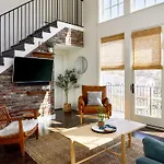Penthouse In 12 South With Balcony, Near Broadway! Apartment *