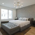 Broadway Breakaway I Rooftop Hottub