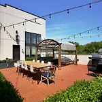 Apartment Soaring Ceilings & King Beds Overlooking Courtyard, 1 Of 7 Themed Lofts At Cowrite, Find Coffee And Tacos Downstairs, Complimentary Spin Class, Walk To Shopping In 12 South, 10 Minutes To Broadway, Parking, 24 Hr Hospitality Nashville