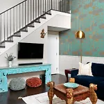 Stylish Boho Courtyard Loft With King Beds In 12s At 1 Of 7 Themed Lofts At Cowrite, Find Coffee And Tacos Downstairs, Complimentary Spin Class, Walk To Shopping In 12 South, 10 Minutes To Broadway, Parking, 24 Hr Hospitality Apartment