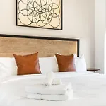 The Saddlery - Showroom - Walk To Broadway