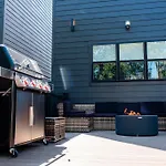 Luxury Spa Retreat Sauna, Hot Tub And Fire Pit