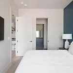 Landing - Inglewood Apartment *