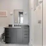 Landing - Inglewood Apartment *