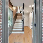 Holiday home New Bright Modern Townhome With Rooftop & Garage *