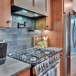 New Bright Modern Townhome With Rooftop & Garage