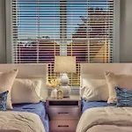 New Music Loft-style With Rooftop Views Holiday home