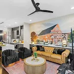 Holiday home Iconic Ryman Revival - Pews Murals & Karaoke Nashville