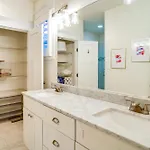 Walk To 12 South Getaway With Outdoor Dining! Holiday home *