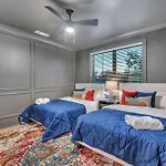 New Bright Modern Townhome With Rooftop & Garage Holiday home