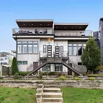 Luxe Getaway With Hot Tub