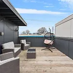Chic Near Downtown Sleeps 14 *