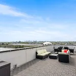 Emerald Overlook - Skyline Views & Rooftop Patio
